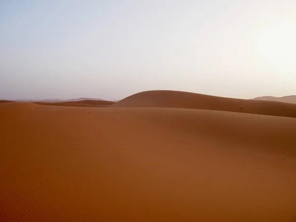 Dunas redondas perfeitas no deserto do Saara na mornig, Marrocos — Fotografia de Stock