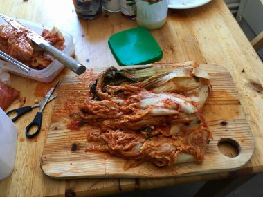 Gerçek lahana kimichi ahşap masa üzerinde gerçek koean yemek yapma.