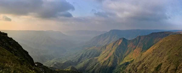Laitlum Canyon, Meghalaya, Noord-Oost India-het einde van de wereld Panorama — Stockfoto