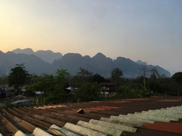 Berglandschaft am Abend in Vang Veng, Laos — Stockfoto