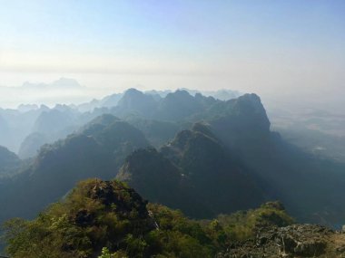 Hpa An, Myanma yakınlarındaki bir sis içinde Zwegabin Dağı çevresindeki Dağların nefes kesen görünümü