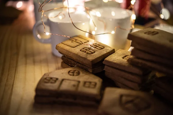 Gingerbread ev duvarları ve ışıklı masada döşeme parçaları