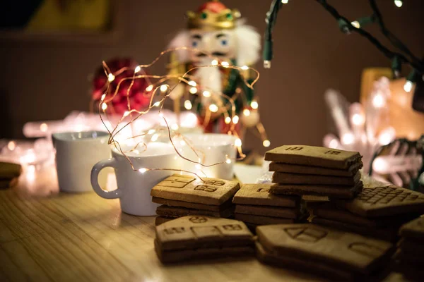 Gingerbread ev duvarları ve ışıklı masada döşeme parçaları