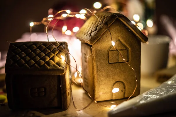 Gingerbread iki küçük Noel ışıkları ile evler
