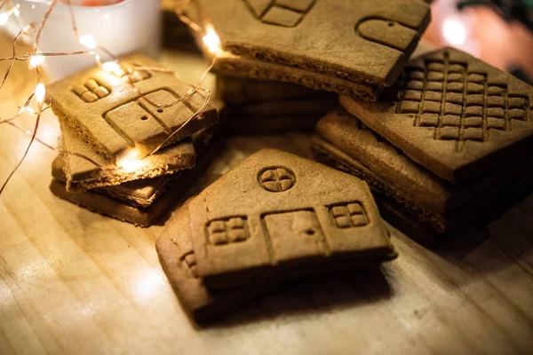 Gingerbread ev duvarları ve ışıklar bölümleriyle