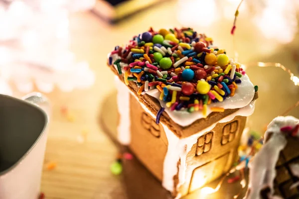 süslü kurabiye evi ve Noel ışıkları