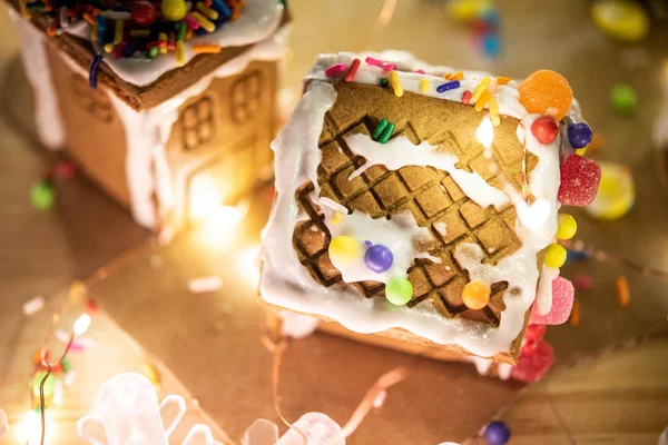 süslü kurabiye evi ve Noel ışıkları