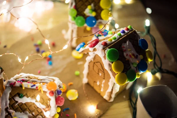 süslü kurabiye evi ve Noel ışıkları