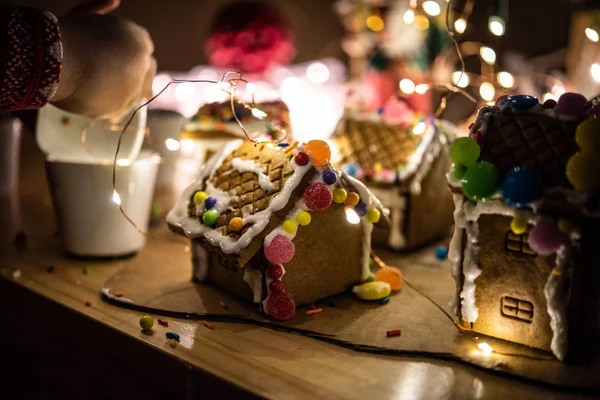 süslü kurabiye evi ve Noel ışıkları
