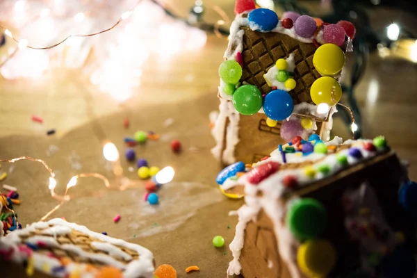 süslü kurabiye evi ve Noel ışıkları