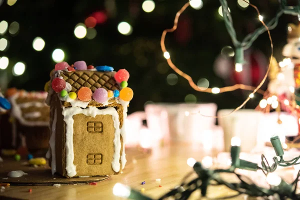 süslü kurabiye evi ve Noel ışıkları