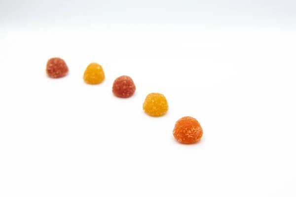 Beyaz arka plan üzerinde renkli gummies
