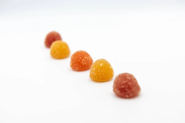 Beyaz arka plan üzerinde renkli gummies