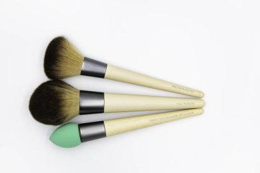  beyaz zemin üzerine fırça oluşturur 