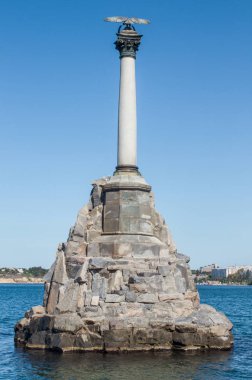 Sevastopol Beach'te mavi gökyüzü ile sular altında gemilerde anıt