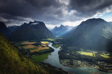 Romsdalstrappa Romsdalen vadiye doğru görüntüleyin. Norveç'te yaz.