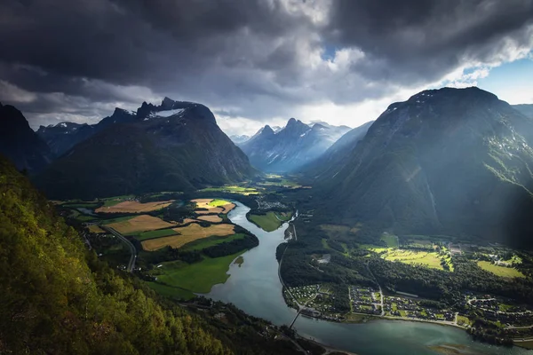 Romsdalstrappa Romsdalen vadiye doğru görüntüleyin. Norveç'te yaz.