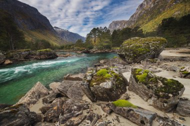 Romsdalen Vadisi, nehir Rauma yazın. Norveç dağlar.