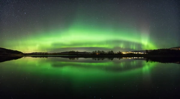 Selbu 区域からノルウェー上空の点灯します ネアを川の水に反射 — ストック写真