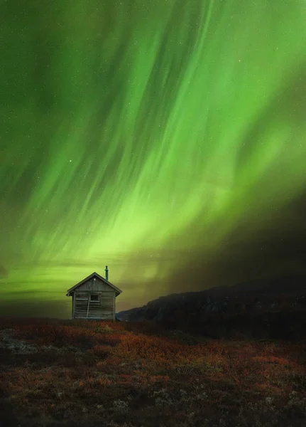 ノルウェーの山々 の木造の小屋では Sylan と呼ばれます 美しいオーロラ — ストック写真