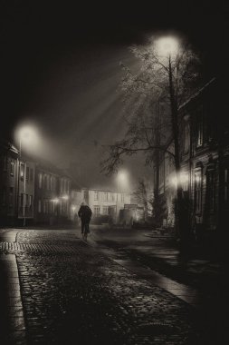 -Eve dönerken sisli yollarda, gece Trondheim'ın eski şehirde yürümek Baklandet adam tek.