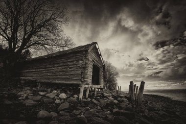Trondheimsfjorden, Norveç'in kıyısında eski tekne ev.