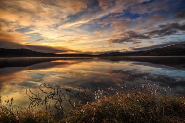 Hjerkinnsdammen Gölü üzerinde gün doğumu, Dovre dağları. Dovrefjell-Sunndalsfjella Ulusal Parkı, Norveç.