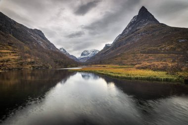 Innerdalstarnet dağın Innerdalen Vadisi'nden görüntüleyin. Trollheimen Milli Parkı, Norveç.