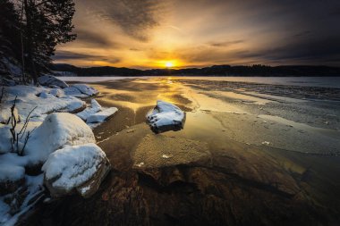 Dondurucu Jonsvatnet göl kenarında Trondheim, ilk kar, kış saati, Norveç kıyıları.