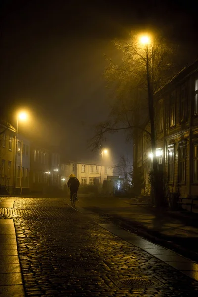 Eve Dönerken Sisli Yollarda Gece Trondheim Eski Şehirde Yürümek Baklandet — Stok fotoğraf