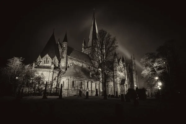 Trondheim, Norveç'te Nidarosdomen Gotik Katedrali gece fotoğrafları.