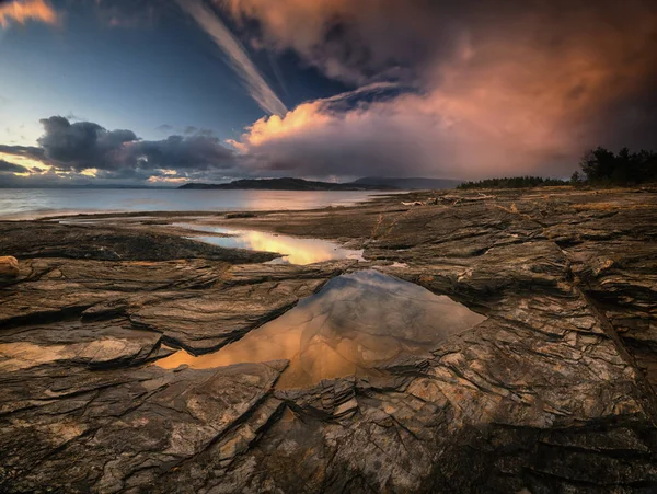 Muruvik Beach güzel günbatımı zamanı Flatholmen aradı. Norveç, Trondheimsfjorden.