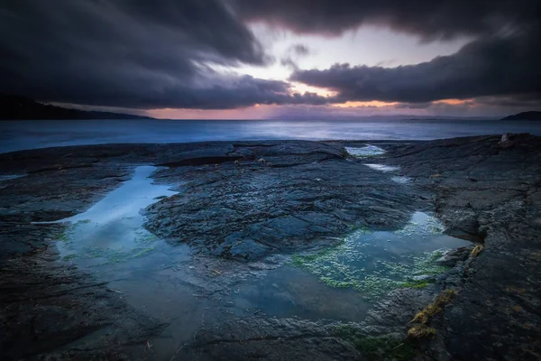 Muruvik Beach güzel günbatımı zamanı Flatholmen aradı. Norveç, Trondheimsfjorden.