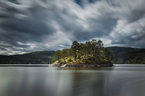 Exposição Longa Data Lago Foldsjoen Meio Noruega Pequena Ilha — Fotografia de Stock