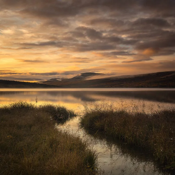 Nascer Sol Sobre Lago Hjerkinnsdammen Montanhas Dovre Dovrefjell Sunndalsfjella National — Fotografia de Stock