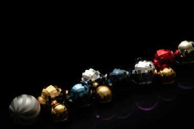 Renkli Noel baubles cinayet sebebi. Süslemeleri kartları, arka planlar için. Sarı, kırmızı, mavi ve gümüş toplar.