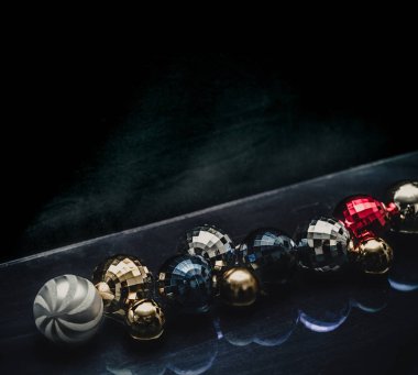 Renkli Noel baubles cinayet sebebi. Süslemeleri kartları, arka planlar için. Sarı, kırmızı, mavi ve gümüş toplar.