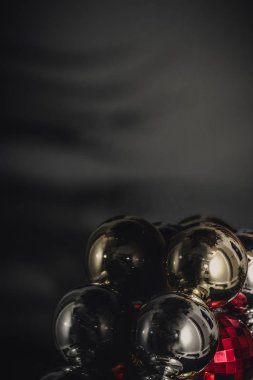 Noel baubles Kur, köşe güdü ve bulanık arka plan. Mevsimlik sebebi kartları ve arka planlar.