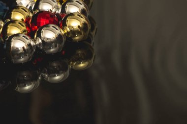 Noel baubles Kur, köşe güdü ve bulanık arka plan. Mevsimlik sebebi kartları ve arka planlar.