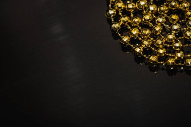 Altın Christmas tree zinciri nedeni. Mevsimlik dekorasyon ve arka plan.