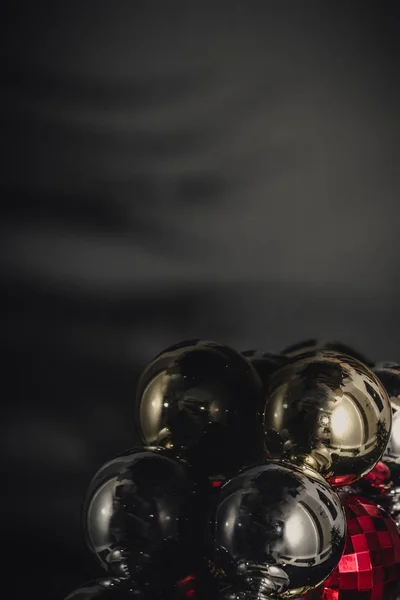 Noel baubles Kur, köşe güdü ve bulanık arka plan. Mevsimlik sebebi kartları ve arka planlar.