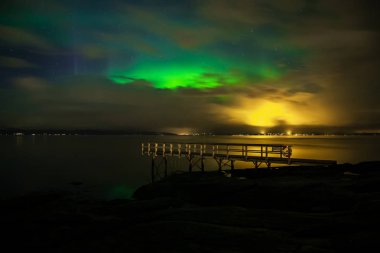 Ranheim, Trondheim alan, Norveç Trondheimsfjorden yukarıda yeşil Kuzey ışıkları.