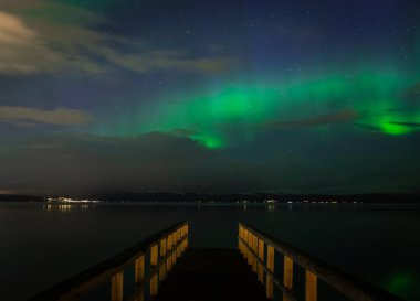 Ranheim, Trondheim alan, Norveç Trondheimsfjorden yukarıda yeşil Kuzey ışıkları.