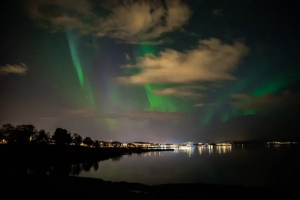 Zelená Polární Záře Nad Trondheimsfjorden Ranheim Oblast Trondheim Norsko — Stock fotografie