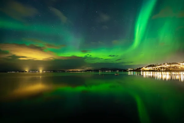 Zielony Zorza Polarna Nad Trondheimsfjorden Ranheim Obszar Trondheim Norwegia — Zdjęcie stockowe