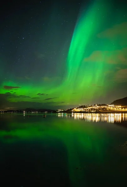 Ranheim, Trondheim alan, Norveç Trondheimsfjorden yukarıda yeşil Kuzey ışıkları.