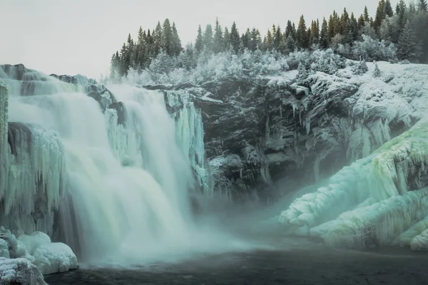 凍った滝 Tannforsen 冬景色と氷形成この最大のスウェーデンの滝の上 — ストック写真