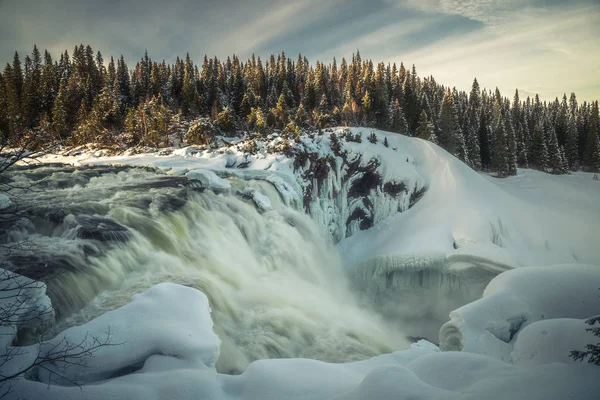 凍った滝 Tannforsen 冬景色と氷形成この最大のスウェーデンの滝の上 — ストック写真