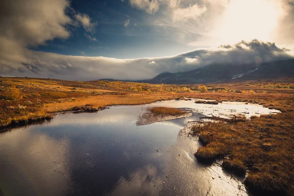 Riesige Landschaften Der Nähe Von Sylanbergen Norwegischer Herbst Spiegelungen Kleinen — Stockfoto