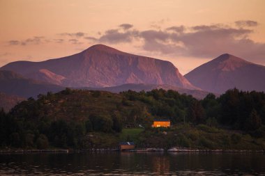 Foldsjoen göl kıyısında kuru, Norveç orta. Fantastik şekilleri eski sahilde kökleri.
